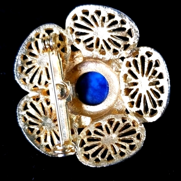 Vintage Flower Faux Pearl Gold Tone Filigree Brooch - Picture 6 of 9